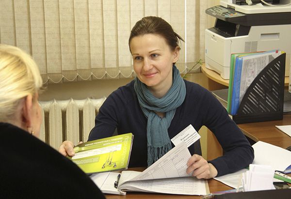 прием граждан проводит специалист отделения срочного социального обслуживания Наталья Жданович