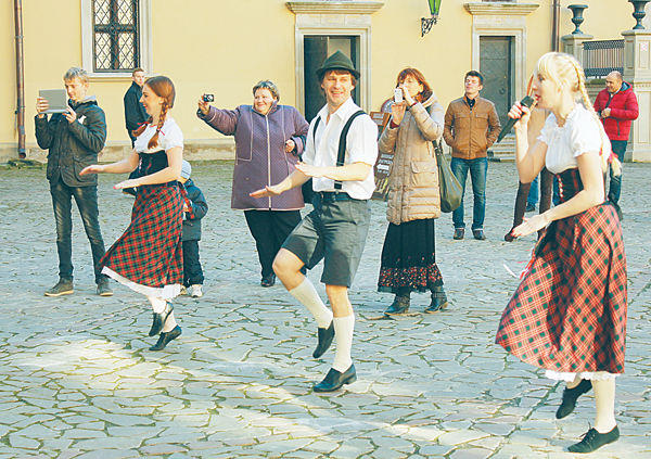 Баварские танцы от театра «Яворина»