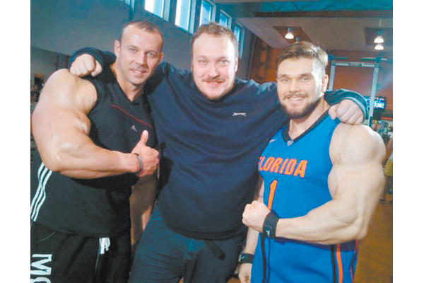 спортивный комментатор Павел Баранов с друзьями