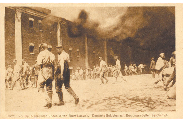кайзеровские солдаты тушат пожар в Брестской крепости 26 августа 1915 года