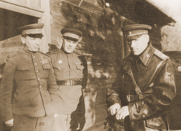 Константин Рокоссовский (крайний справа) и Павел Батов во время операции «Багратион» в Беларуси