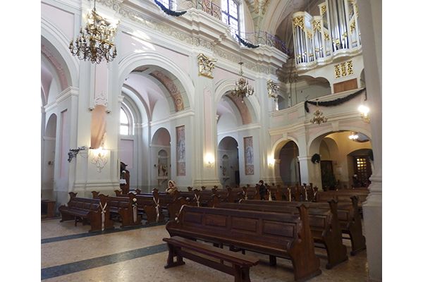 особенность интерьера кафедрального костела — орган и старинные фрески