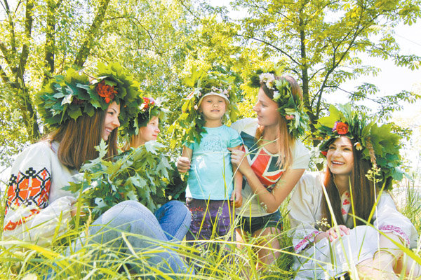 девушки в белорусских национальных костюмах