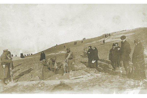 Копание могил после боя в окрестностях Вилейки