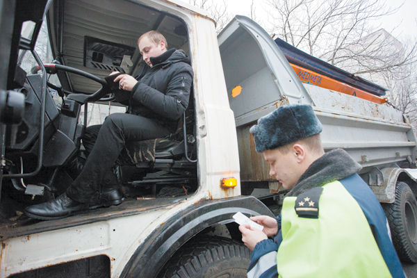 инспектор ГАИ оформляет протокол