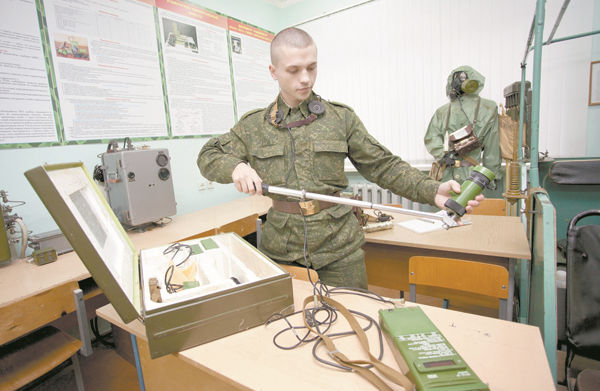 Именно с такими приборами радиационной, химической и биологической разведки курсант Андрей Панкратович будет работать, когда попадет в армию
