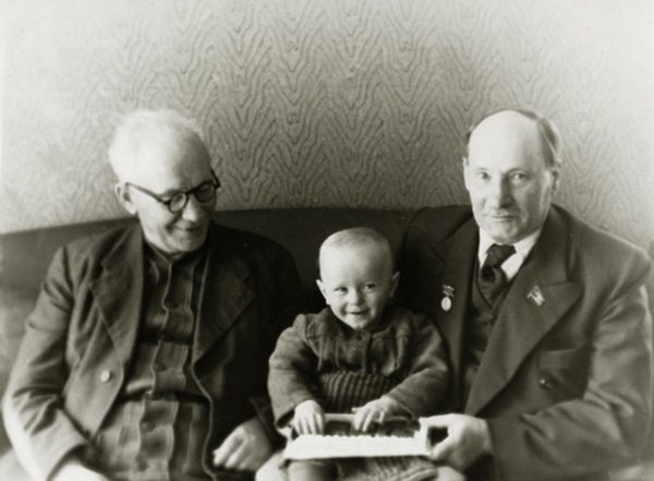 Колас и Мавр с общим внуком Сергеем