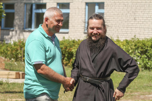 Иеромонах Агапий и директор центра «Анастасис» Виталий Пашкевич приветствуют друг друга как старые друзья
