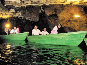 Караваны лодок и катамаранов на озерах пещеры Али Садр