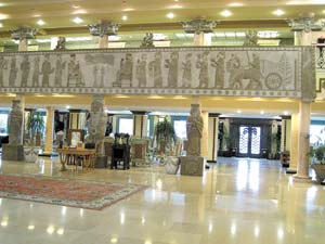 Отель назван по имени великого персидского царя Дария, построен и украшен в стили Персополиса