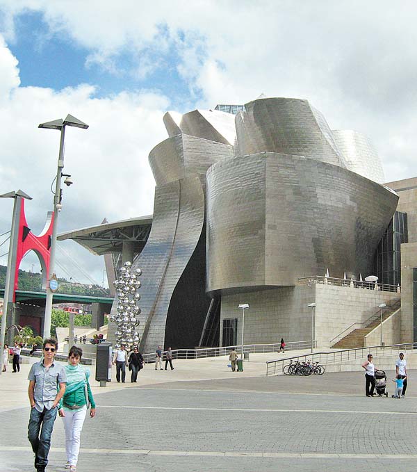 музей Гуггенхайма в Бильбао неординарен как снаружи, так и изнутри