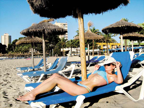 На испанских пляжах корреспондент ощущала себя до неприличия... одетой! Вокруг же все — мужчины, женщины — топлесс!