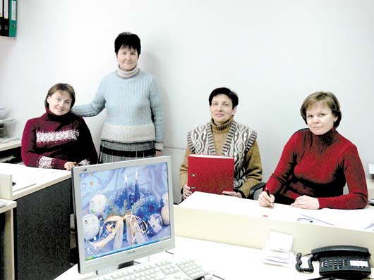 Главный бухгалтер Алла Митина (справа) со своим коллективом: Оксаной Сай, Еленой Климук и Ольгой Кунаш