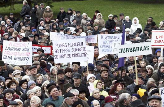 протестующие пенсионеры в Литве на митинге