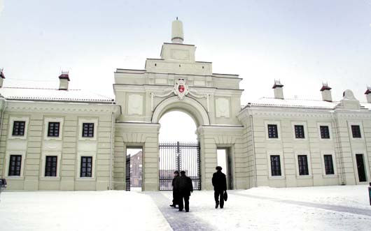 Ружанский дворец — белые ворота и восточный флигель