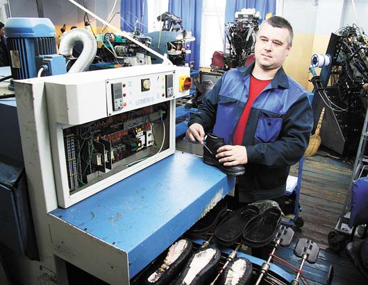 Сборщик обуви Виктор Клюкач работает на современном оборудовании